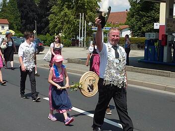 Abgekämpft, aber glücklich: Schützenkönig Frank Eisenbeiß beim Umzug in Stockheim.  Fotos: Gerd Fleischmann