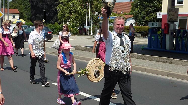 Abgekämpft, aber glücklich: Schützenkönig Frank Eisenbeiß beim Umzug in Stockheim.  Fotos: Gerd Fleischmann