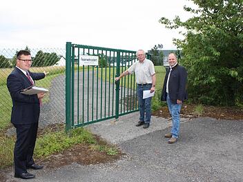 Die CSU-Fraktion in Bad Rodach wünscht sich eine Machbarkeitsstudie für ein Thermenhotel hinter der bestehenden Therme Natur (Foto). Dem Antrag stimmte der Stadtrat am Montag geschlossen zu. Christoph Herold, Dietmar Westhäuser und Stephan Schink (von links) zeigen den möglichen Standort. Foto: Henning Schuster