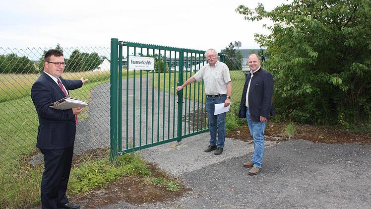 Die CSU-Fraktion in Bad Rodach wünscht sich eine Machbarkeitsstudie für ein Thermenhotel hinter der bestehenden Therme Natur (Foto). Dem Antrag stimmte der Stadtrat am Montag geschlossen zu. Christoph Herold, Dietmar Westhäuser und Stephan Schink (von links) zeigen den möglichen Standort. Foto: Henning Schuster