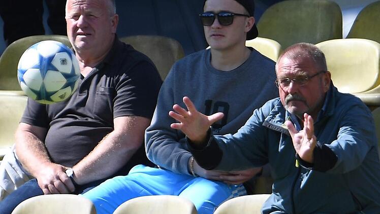 Die Hände ausgebreitet, der Blick fokussiert, den Ball sicher gefangen: Vielleicht ist dieser Zuschauer ja die künftige Nummer 1 im Jahn-Kasten. Schließlich ist Forchheim auf der Suche nach gleich zwei Keepern.