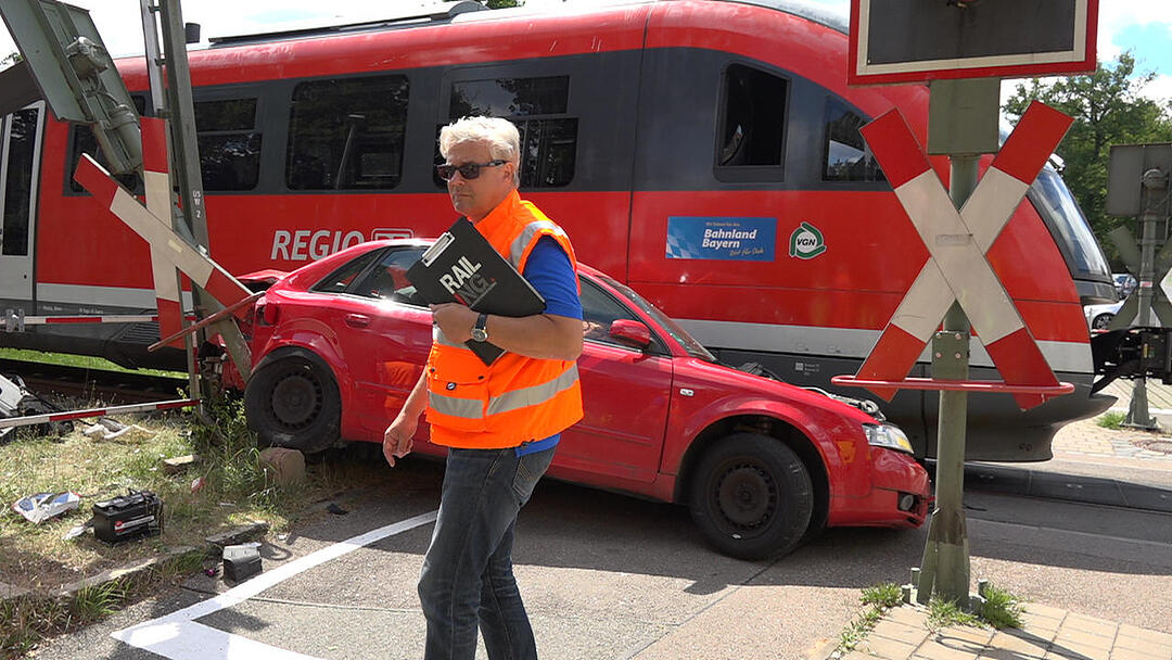 Auto fährt in Roth trotz Warnzeichen auf Gleise und wird von Zug erfasst