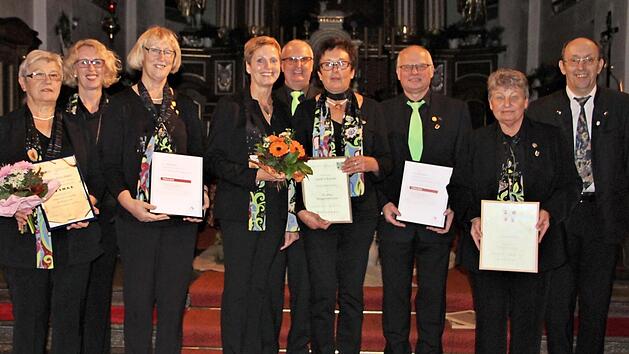 Ehrungen (von links): Maria Kirchner, Vorsitzende Sandra Metz, Rita Dietrich, Heike Trost, Norbert Krug, Lioba Schmitt, Elmar Brehm, Maria Brehm und Gruppen-Vorsitzender Siegfried Gottwald. Foto: Kreszentia Brehm