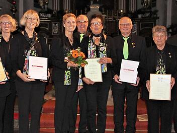 Ehrungen (von links): Maria Kirchner, Vorsitzende Sandra Metz, Rita Dietrich, Heike Trost, Norbert Krug, Lioba Schmitt, Elmar Brehm, Maria Brehm und Gruppen-Vorsitzender Siegfried Gottwald. Foto: Kreszentia Brehm