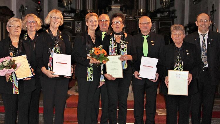 Ehrungen (von links): Maria Kirchner, Vorsitzende Sandra Metz, Rita Dietrich, Heike Trost, Norbert Krug, Lioba Schmitt, Elmar Brehm, Maria Brehm und Gruppen-Vorsitzender Siegfried Gottwald. Foto: Kreszentia Brehm