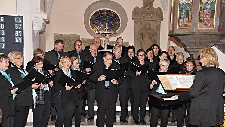Christine Kettler-Pohl als Dirigentin am Keyboard bei der Concordia Maroldsweisach