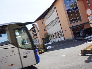 Wenn die Bauarbeiten in der Friedhofstraße beginnen, werden die Busse morgens nicht mehr vor die Grundschule fahren. Foto: Arkadius Guzy