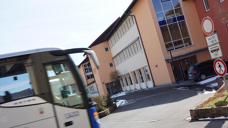 Wenn die Bauarbeiten in der Friedhofstraße beginnen, werden die Busse morgens nicht mehr vor die Grundschule fahren. Foto: Arkadius Guzy