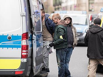 Rund 300 Polizisten und das SEK durchsuchten am Donnerstag zahlreiche Spielhallen, Kneipen und die Drogenszene in Frankfurt. Foto: Fabian Sommer/dpa