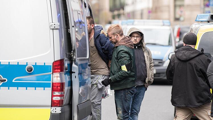 Rund 300 Polizisten und das SEK durchsuchten am Donnerstag zahlreiche Spielhallen, Kneipen und die Drogenszene in Frankfurt. Foto: Fabian Sommer/dpa