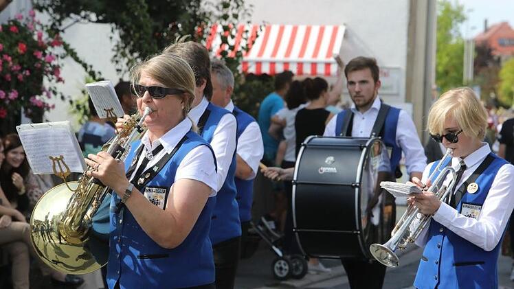 Der Festzug in Langensendelbach Foto: Barbara Herbst