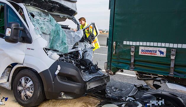 T&ouml;dlicher Unfall auf der A3: Stauende &uuml;bersehen - Kleinlaster prallt mit voller Wucht auf Lkw
