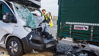 Tödlicher Unfall auf der A3: Stauende übersehen - Kleinlaster prallt mit voller Wucht auf Lkw Tödlicher Unfall auf der A3: Stauende übersehen - Kleinlaster prallt mit voller Wucht auf Lkw