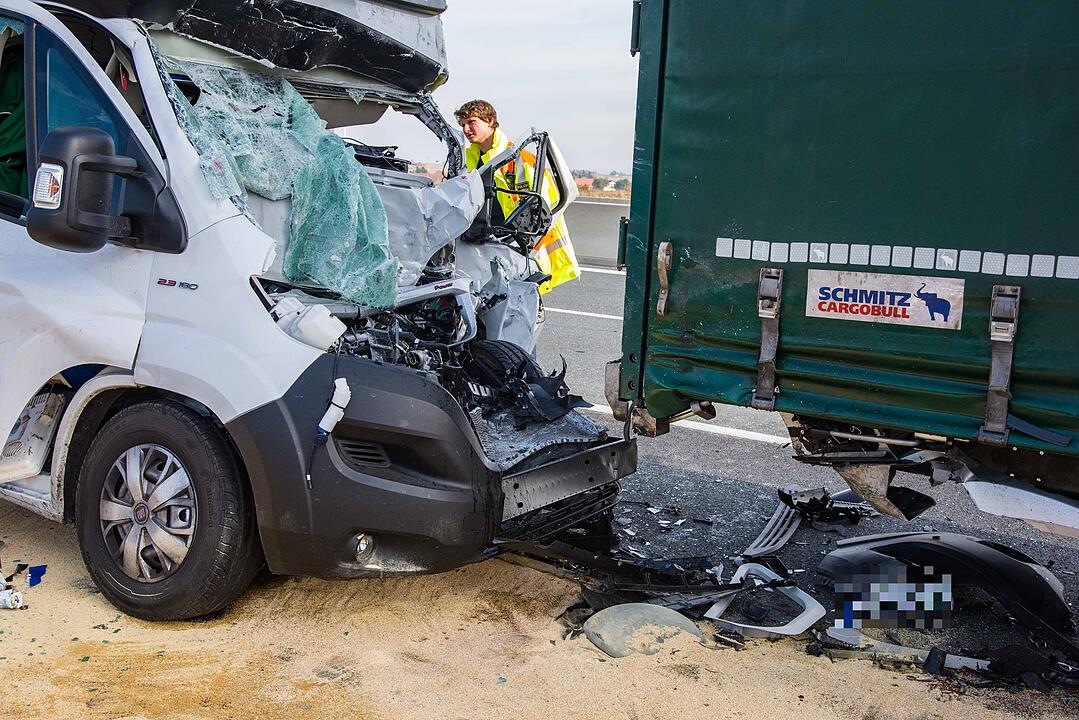 Tödlicher Unfall auf der A3: Stauende übersehen - Kleinlaster prallt mit voller Wucht auf Lkw