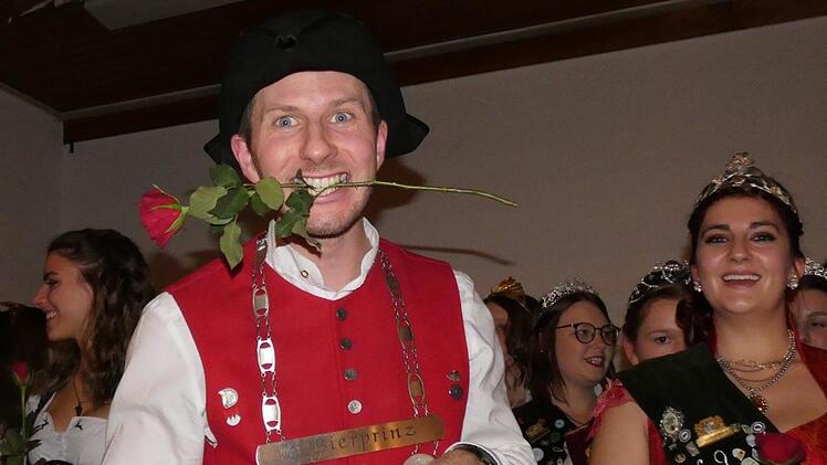 Von jeder der 43 anwesenden Prinzessinnen und Königinnen gab es eine Rose für den Ex-Bierprinzen.