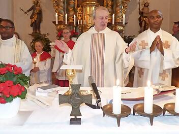 Mit einem gemeinsamen Gottesdienst verabschiedete sich Pfarrer Stiefler von seinen Gläubigen.  Fotos: Thomas Weichert