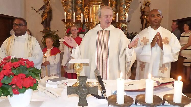 Mit einem gemeinsamen Gottesdienst verabschiedete sich Pfarrer Stiefler von seinen Gläubigen.  Fotos: Thomas Weichert