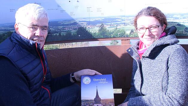 B&uuml;rgermeister Bernhard Storath und die gesch&auml;ftsleitende Beamtin der Gemeinde Ebensfeld, Katrin Lienert, pr&auml;sentieren das soeben erschienene Gastgeberverzeichnis. Foto: Matthias Einwag