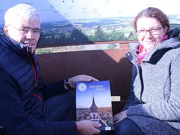Bürgermeister Bernhard Storath und die geschäftsleitende Beamtin der Gemeinde Ebensfeld, Katrin Lienert, präsentieren das soeben erschienene Gastgeberverzeichnis. Foto: Matthias Einwag