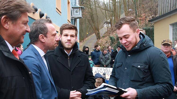 Tobias Weggel und Heiko Kaiser (von rechts) überreichen das "Positionspapier" an Umweltminister Thorsten Glauber und seinen Parteikollegen, MdL Rainer Ludwig (links). Ludwig freute sich, dass die Bauern den Mut haben, gegen die "praxisfernen Forderungen aus Berlin und Brüssel" aufzustehen.  "Sie haben Respekt und Fairness verdient."