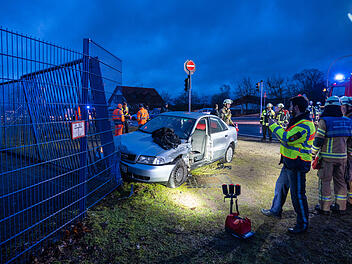 Kollision im Kreuzungsbereich: Autofahrer in seinem Fahrzeug eingeklemmt