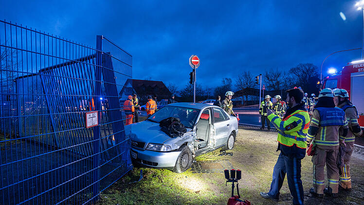 Kollision im Kreuzungsbereich: Autofahrer in seinem Fahrzeug eingeklemmt
