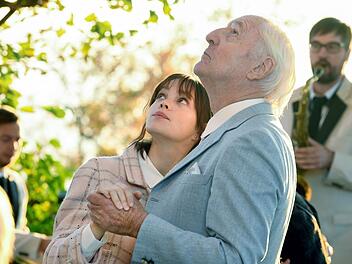 Gegenwart? Vergangenheit? Curt (G&uuml;nther Maria Halmer) f&uuml;hrt seine Marianne zur Feier des Hochzeitstags aus, ohne sich der Tatsache bewusst zu sein, dass es sich um die Pflegerin Marija (Emilia Sch&uuml;le) handelt.