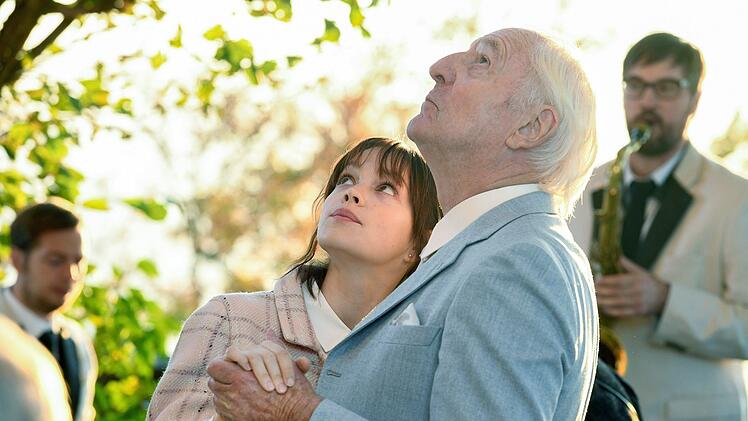 Gegenwart? Vergangenheit? Curt (G&uuml;nther Maria Halmer) f&uuml;hrt seine Marianne zur Feier des Hochzeitstags aus, ohne sich der Tatsache bewusst zu sein, dass es sich um die Pflegerin Marija (Emilia Sch&uuml;le) handelt.