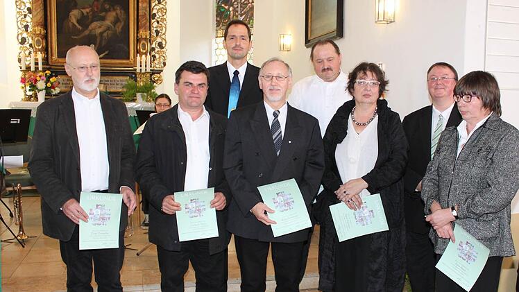 Bezirkschorleiter Jürgen Koch (hinten links) und Prädikant Gerhard Schmidt (Zweiter von rechts) freuten sich über die treuen Posaunenchorbläser Dieter Eisenacher, Gerhard Thein, Klaus Eisenacher, Friedrich Kern, Sigrid Rippstein und Petra Busch (von links).  Foto: may2)