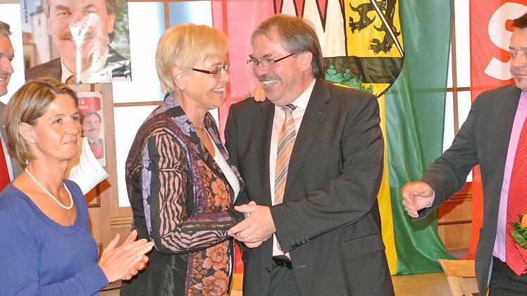 Glückwünsche von Susanne Kastner für Bernhard Ruß. Der gab im übrigen den Blumenstrauß gleich an seine Gattin Renate weiter. Sie hält ihm den Rücken frei.