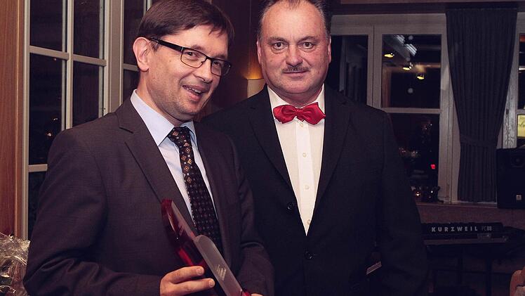 Jugendförderung ist das Fachgebiet von Martin Ständner (rechts), dem BR-Redaktionsleiter Alexander Müller den Preis übergab.