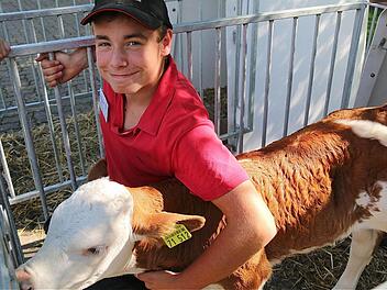 Praktikant Sandro Hufnagel berichtet von seinem Einsatz im Milchviehbetrieb Greubel.  Foto: Gerd Schaar