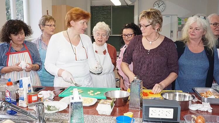 Hauswirtschaftsmeisterin Marion Hochbrückner aus Merkershausen (mitte) hatte für die Teilnehmer des mediterranen Kochens viele interessante Rezepte und Anregungen mitgebracht. Foto: Marion Eckert