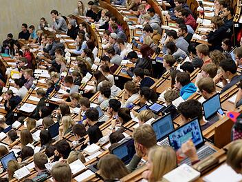 Die Menschen, die hier sitzen, nannte man einst Studenten. Heute heißen sie politisch korrekt Studierende. Foto: dpa