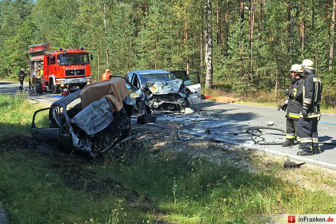 Frontalcrash fordert zwei Tote - Auto geht in Flammen auf