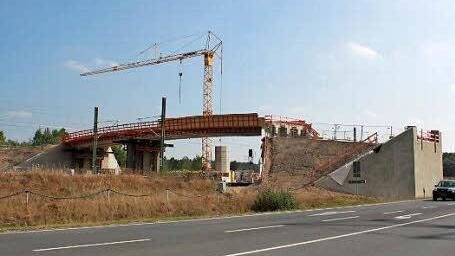 Bei Kemmern wächst die Landwirtschaftsbrücke in die Höhe und Weite. Foto: Hans Kurz