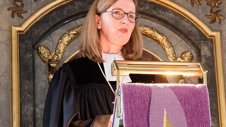 Stefanie Ott-Frühwald bei ihrer ersten Predigt in Michelau.  Foto: Klaus Gagel