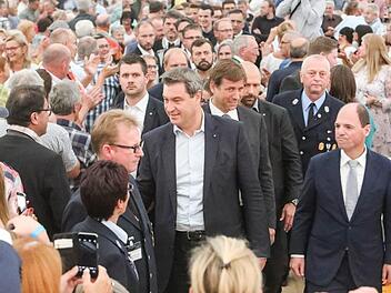 Zwei Stunden lang stand Markus Söder im Festzelt Langensendelbach im Zentrum der Aufmerksamkeit.  Fotos: Barbara Herbst