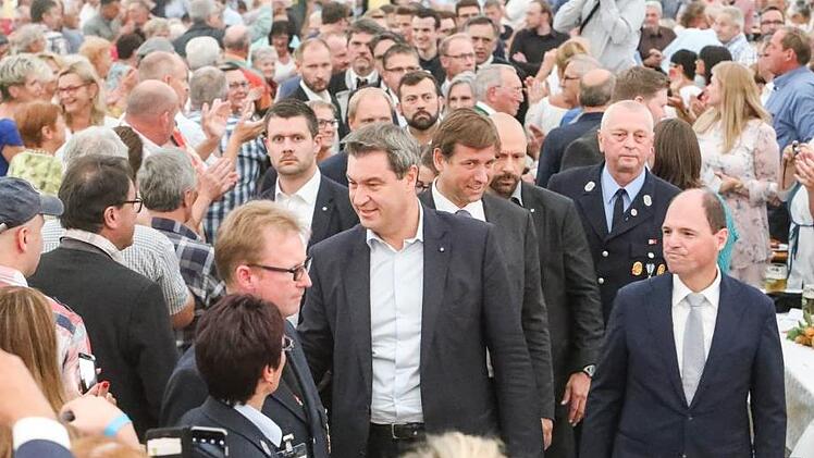 Zwei Stunden lang stand Markus Söder im Festzelt Langensendelbach im Zentrum der Aufmerksamkeit.  Fotos: Barbara Herbst