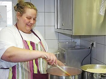 Natascha "Taschi" Christmann ist für die veganen Gerichte zuständig. Foto: Heike Schülein