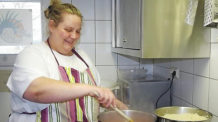 Natascha "Taschi" Christmann ist für die veganen Gerichte zuständig. Foto: Heike Schülein