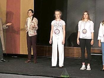 Das Fräulein von Scuderi wird von drei Schülerinnen gespielt, die jeweils einen Charakterzug der Dame repräsentieren. Foto: Gabriela Ruyter