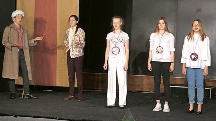 Das Fräulein von Scuderi wird von drei Schülerinnen gespielt, die jeweils einen Charakterzug der Dame repräsentieren. Foto: Gabriela Ruyter