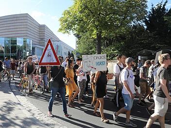Im vergangenen Jahr hatte es eine Tanzdemo  gegen die Politik der CSU in Bamberg gegeben, eine ähnliche Aktion ist jetzt in Hirschaid geplant. Dort hält die  Jugendorganisation  der AfD  einen Kongress ab. Foto: Barbara Herbst /Herbst