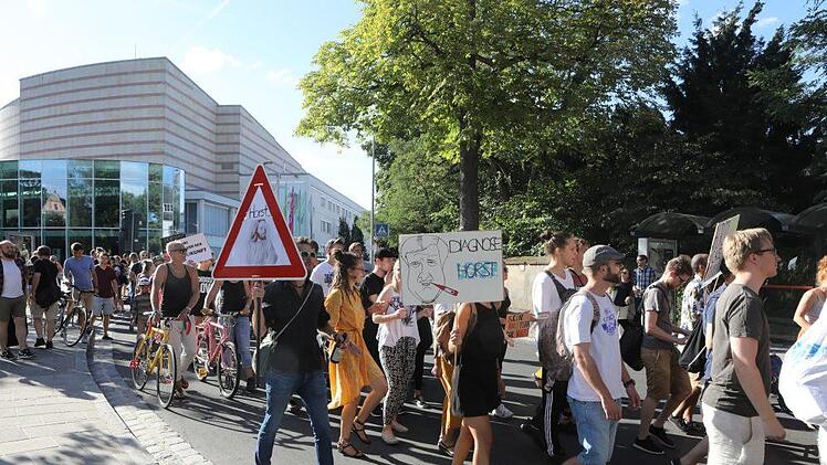 Im vergangenen Jahr hatte es eine Tanzdemo  gegen die Politik der CSU in Bamberg gegeben, eine ähnliche Aktion ist jetzt in Hirschaid geplant. Dort hält die  Jugendorganisation  der AfD  einen Kongress ab. Foto: Barbara Herbst /Herbst