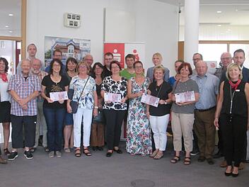 Geschäftsstellenleiter Matthias Warmuth (links) übergab 11 400 Euro Spenden für Schulen, Kindergärten und Vereine.  Foto: Winfried Ehling