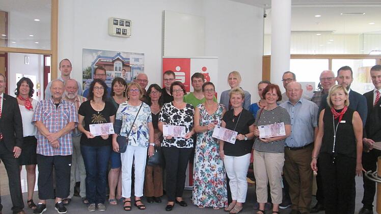 Geschäftsstellenleiter Matthias Warmuth (links) übergab 11 400 Euro Spenden für Schulen, Kindergärten und Vereine.  Foto: Winfried Ehling