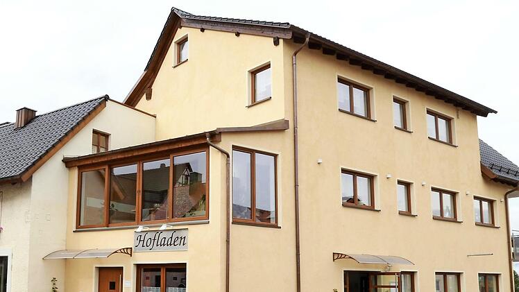 Auf dem Hof der Hacks werden Dorfladen, Hofcafé, Brotzeitstube und Festsaal miteinander vereint.