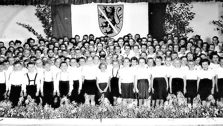 165 Kinder und Jugendliche hatten in den 1950er Jahren auf der einstigen großen Bühne des Saales Platz.