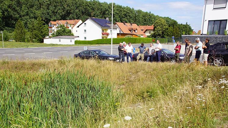 "Am Sandwühl" in Limbach ist ein Regenrückhaltebecken angelegt worden. Auch hier steht die Frage im Raum, ob es eingezäunt werden soll.